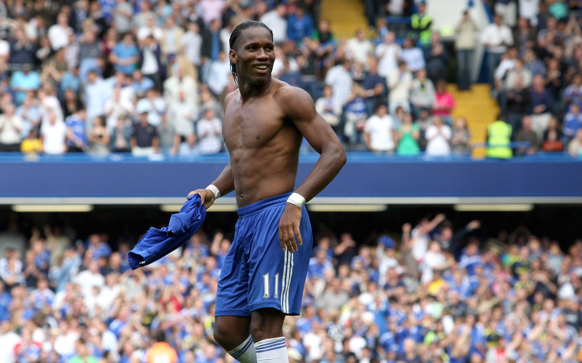 电竞产业蓬勃发展，全球赛事热度攀升，职业选手收入创新高